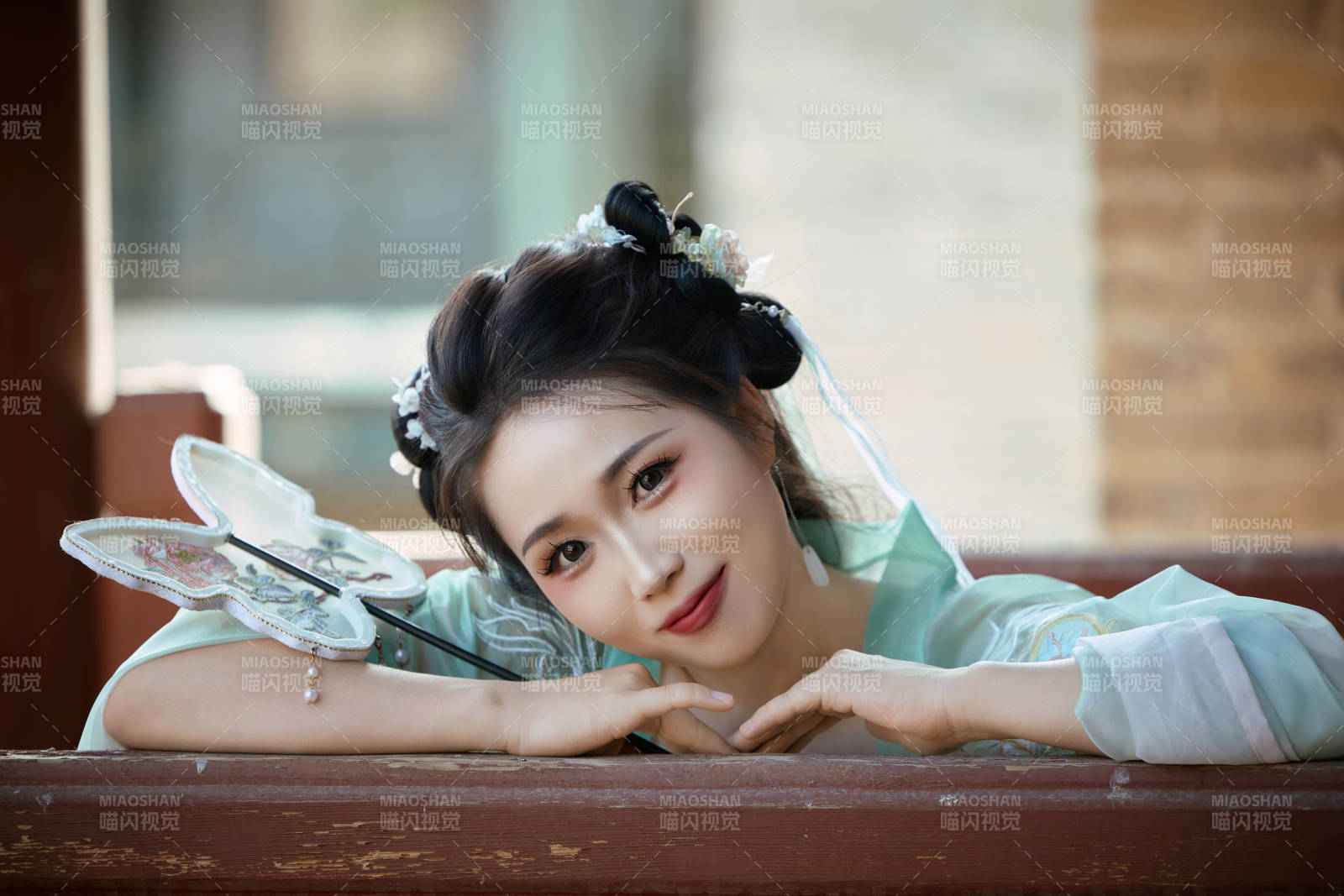 穿着汉服在古城拍照的东方美女