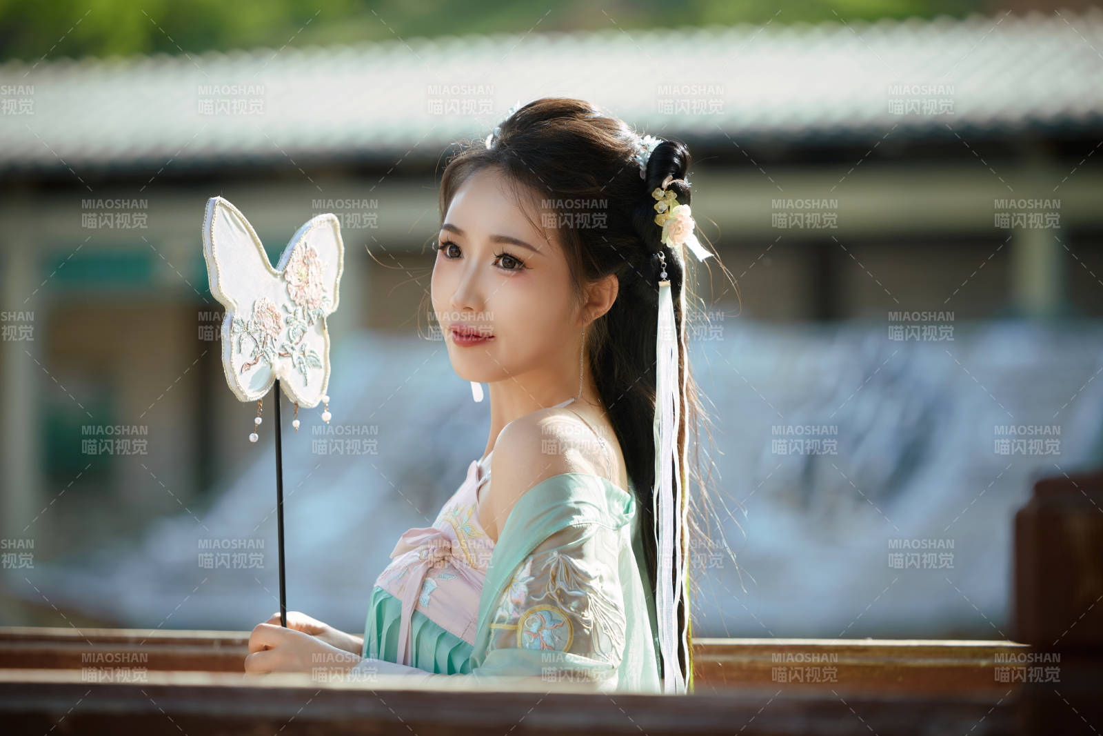 穿著漢服在古城拍照的東方美女