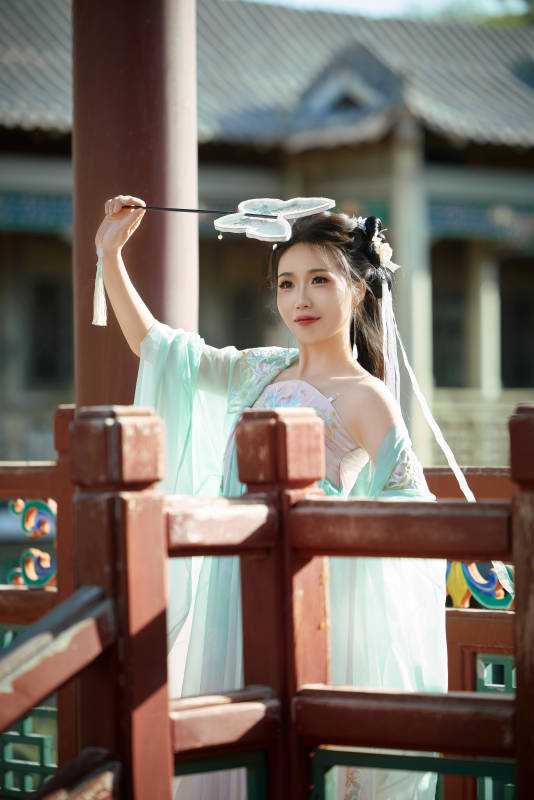 穿着汉服在古城拍照的东方美女