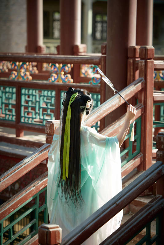 穿着汉服在古城拍照的东方美女