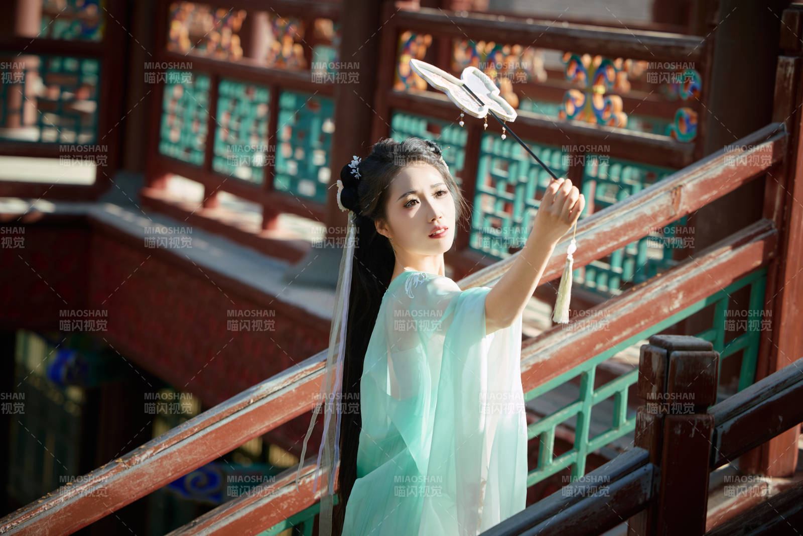 穿着汉服在古城拍照的东方美女