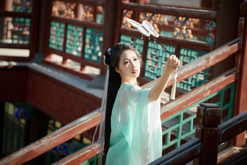 穿着汉服在古城拍照的东方美女