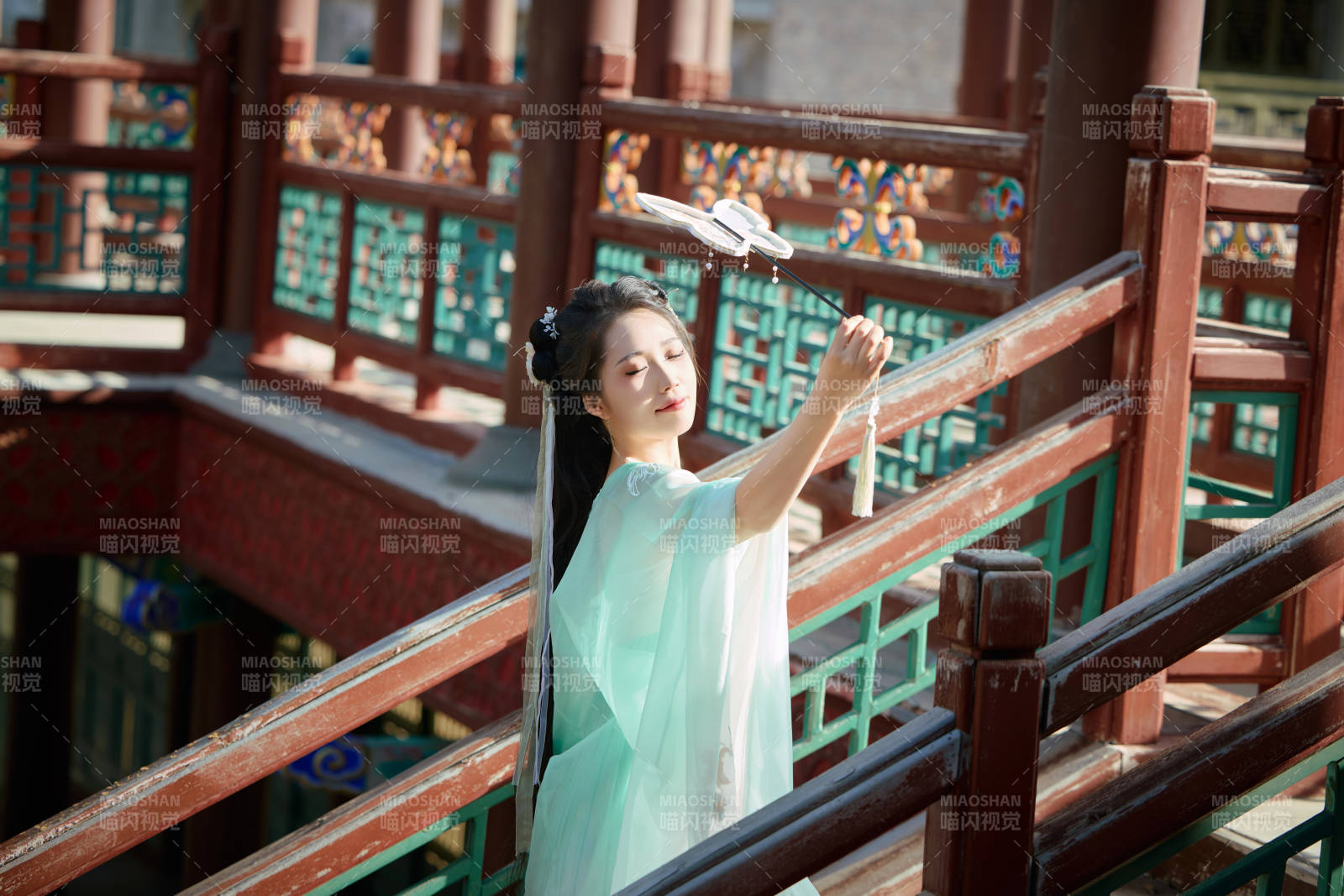 穿着汉服在古城拍照的东方美女