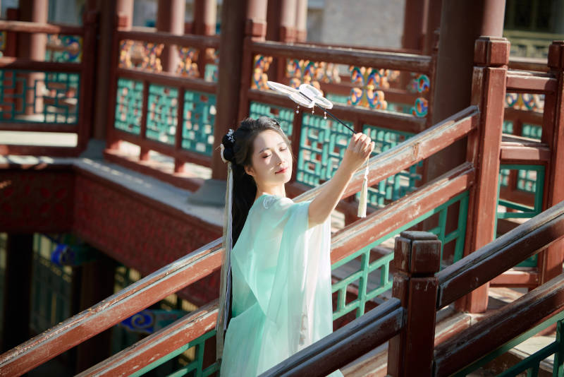 穿着汉服在古城拍照的东方美女