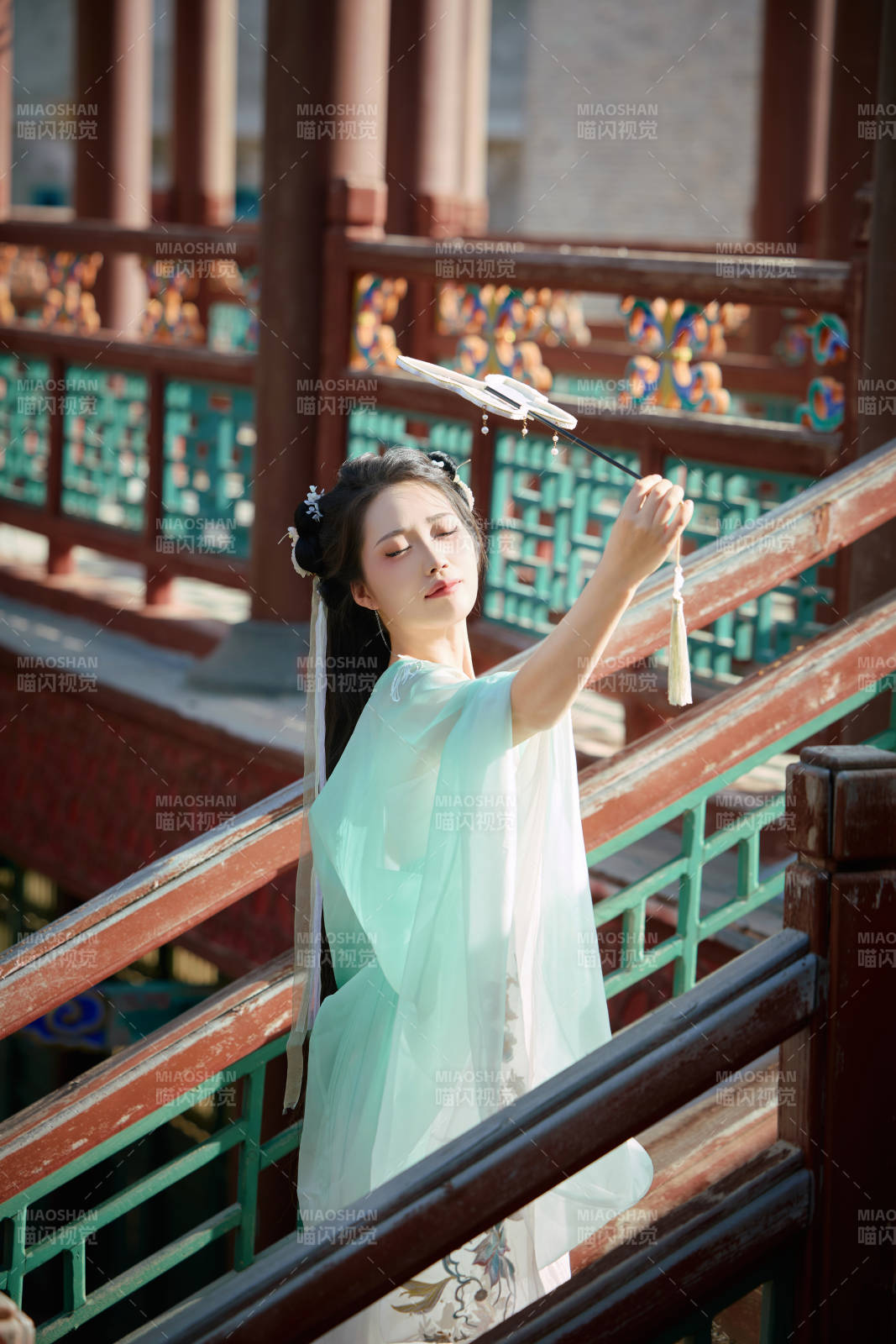 穿着汉服在古城拍照的东方美女