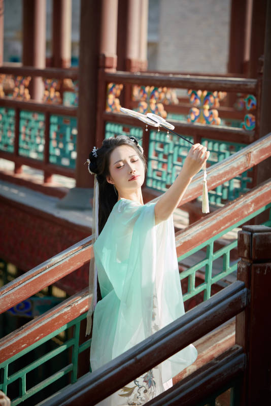 穿着汉服在古城拍照的东方美女