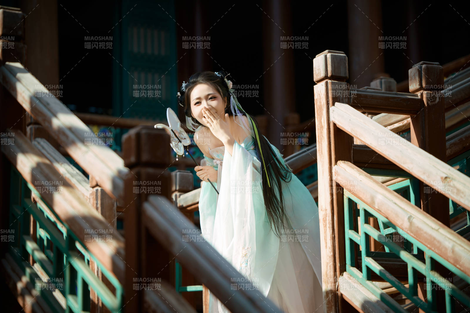 穿着汉服在古城拍照的东方美女