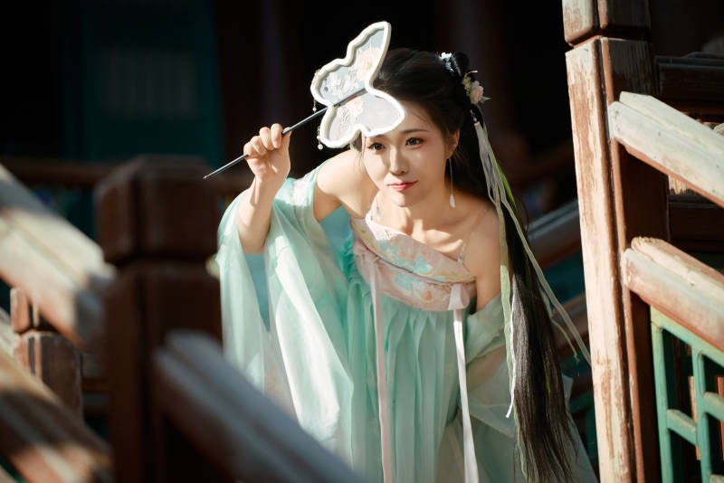 穿着汉服在古城拍照的东方美女