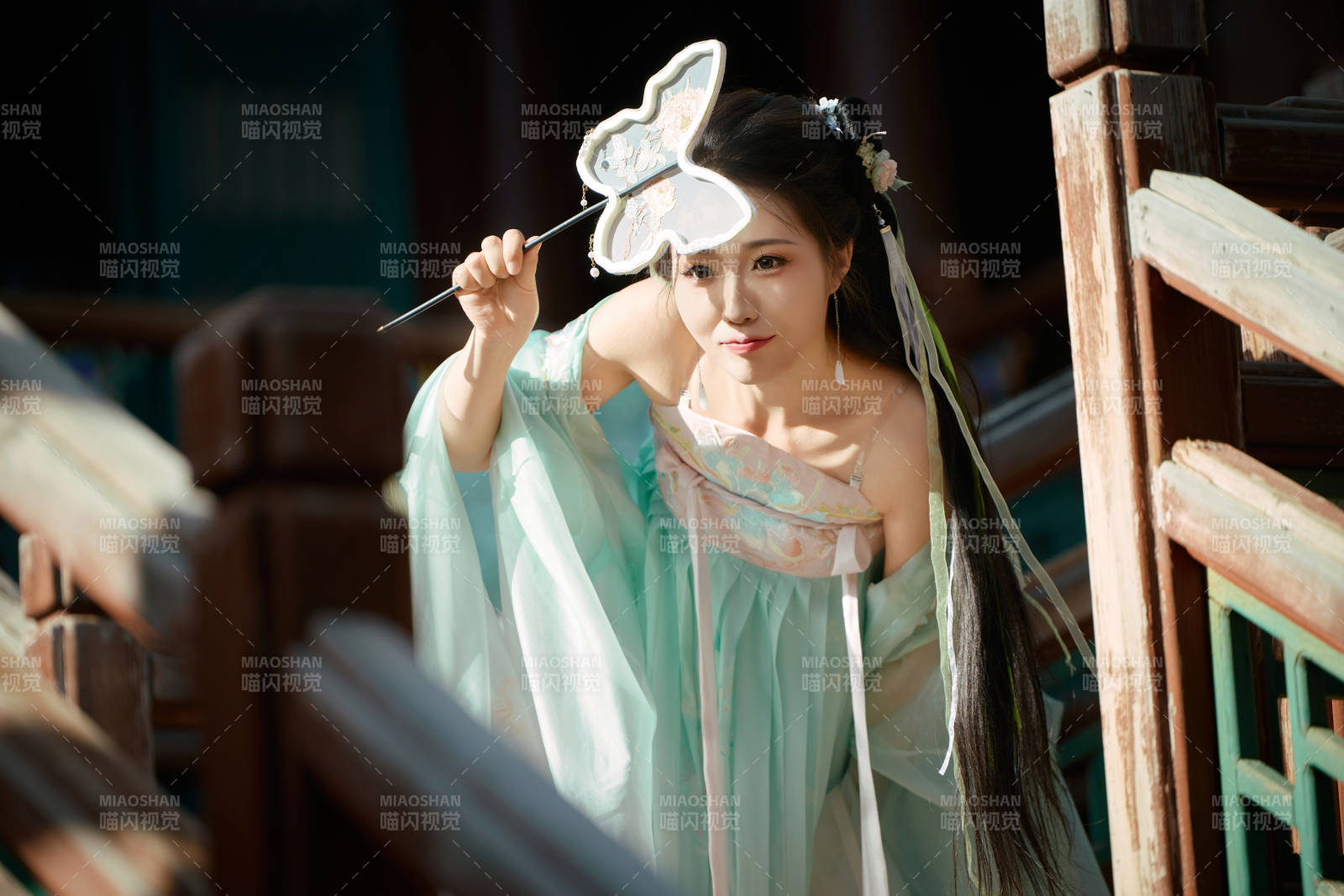 穿着汉服在古城拍照的东方美女