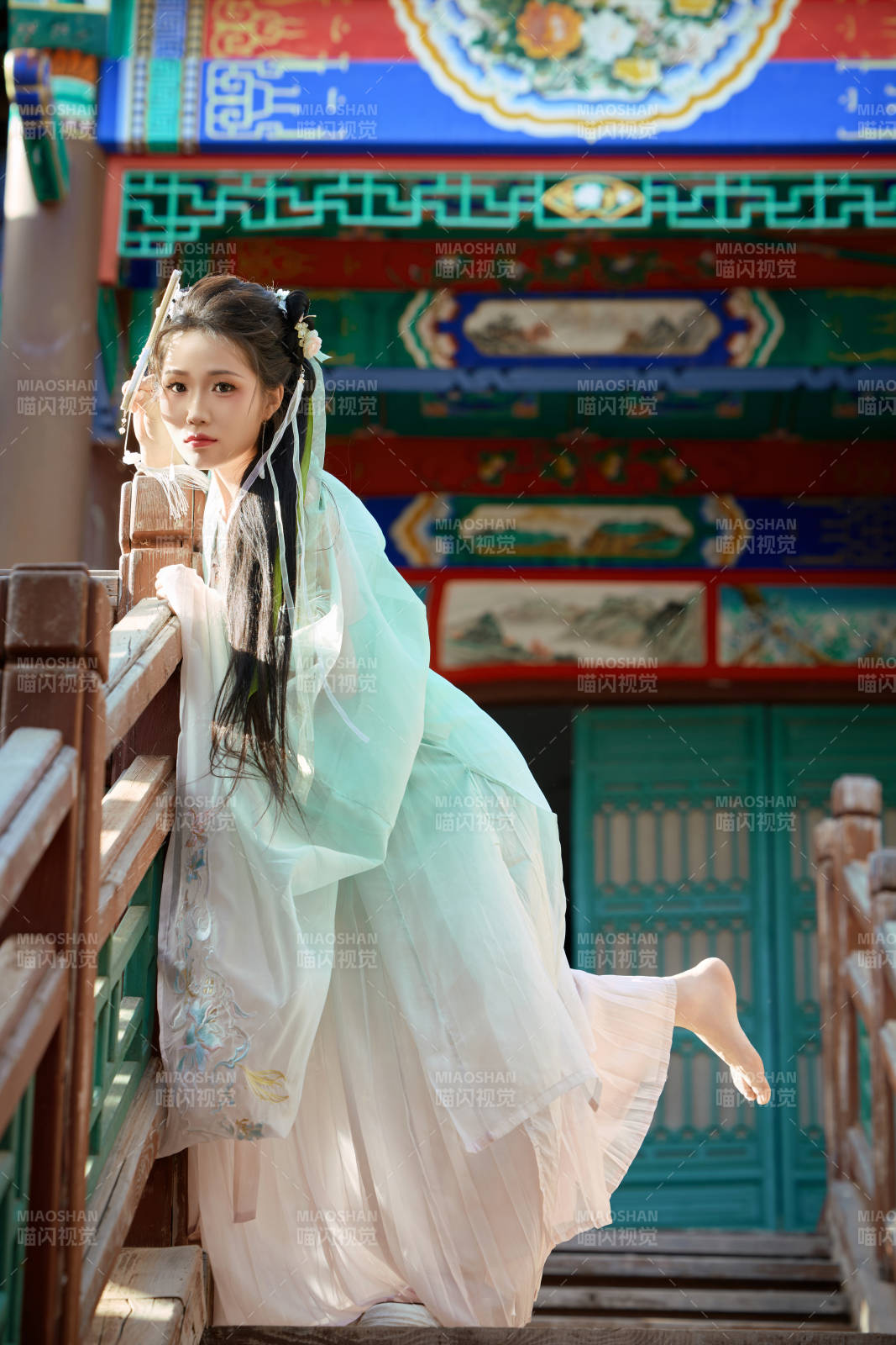 穿着汉服在古城拍照的东方美女