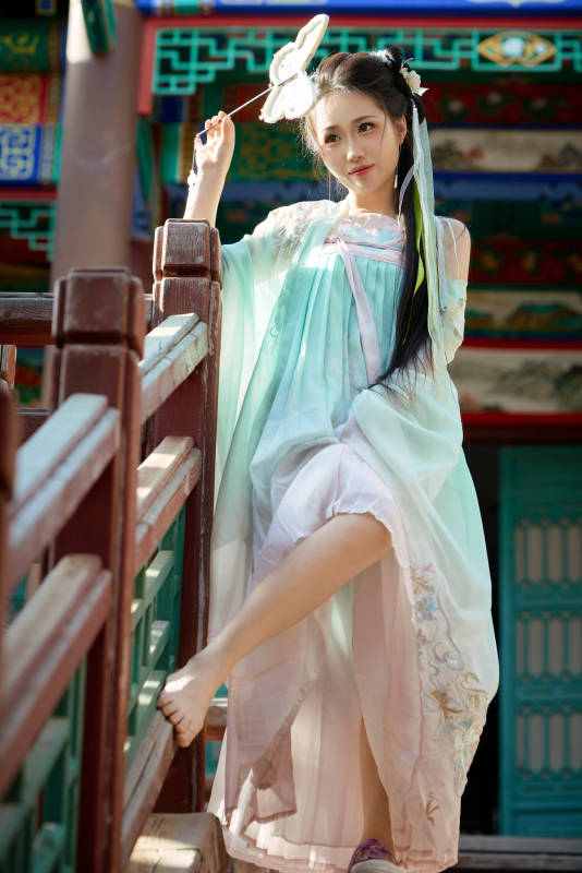 穿着汉服在古城拍照的东方美女