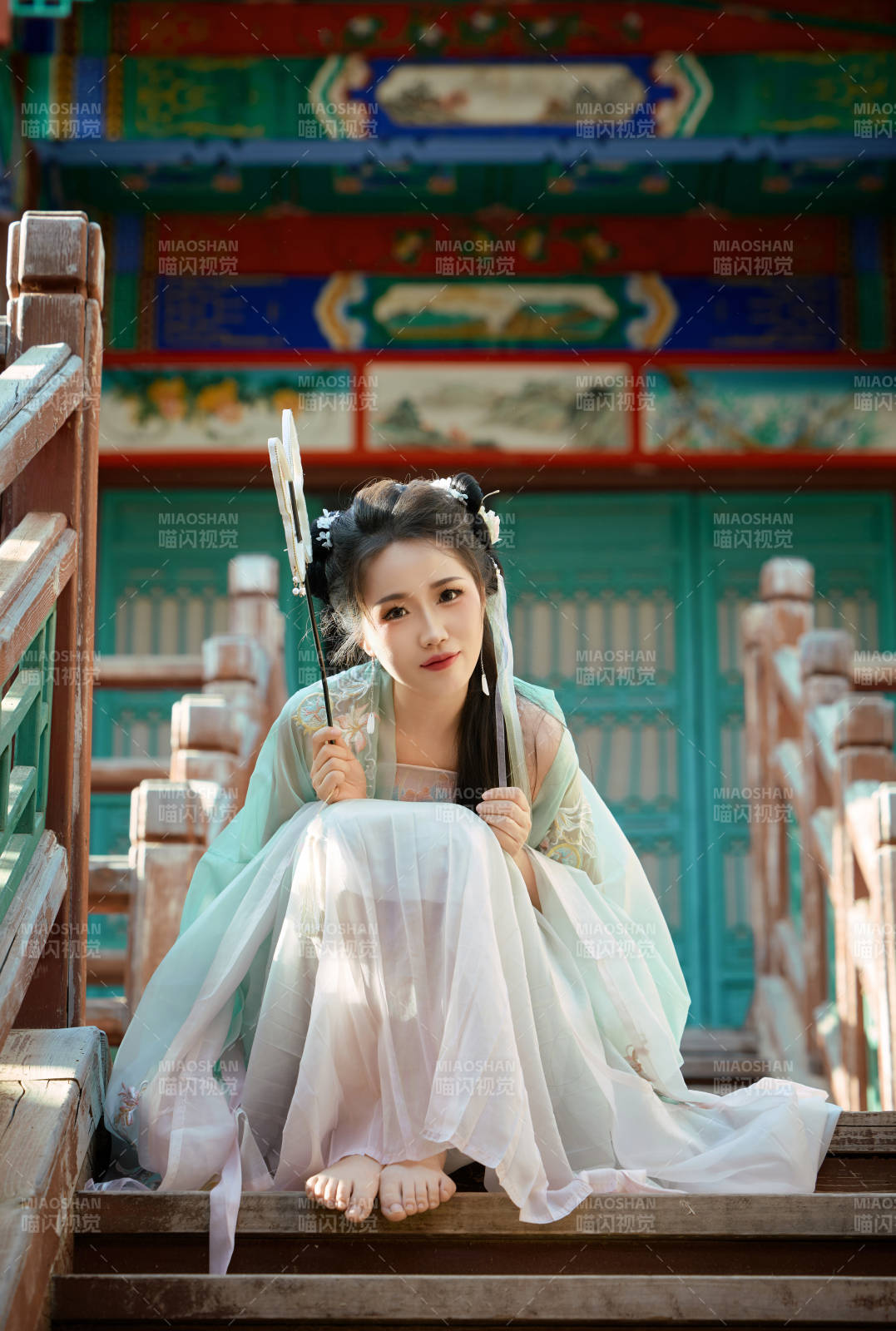 穿着汉服在古城拍照的东方美女