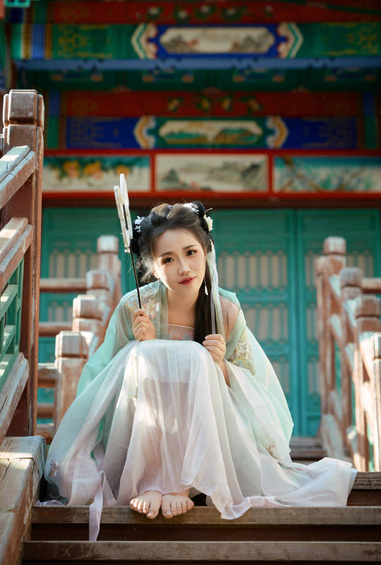 穿着汉服在古城拍照的东方美女