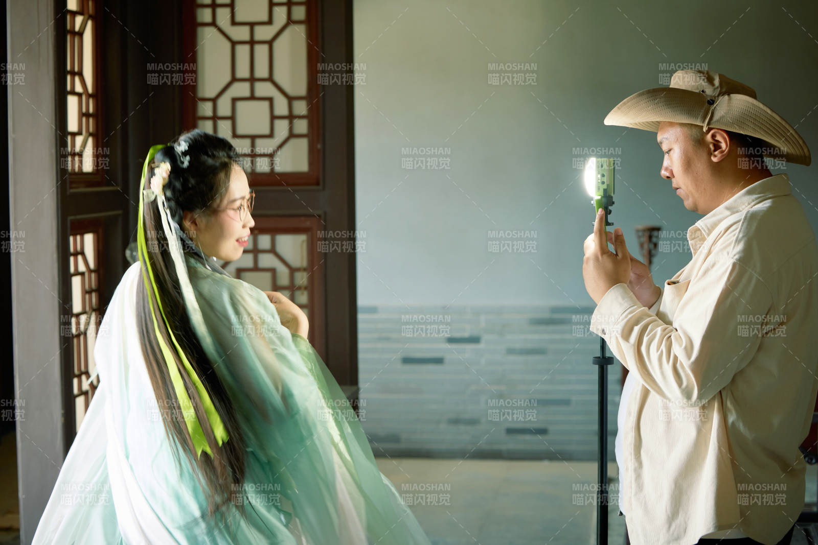 穿着汉服在古城拍照的东方美女图片