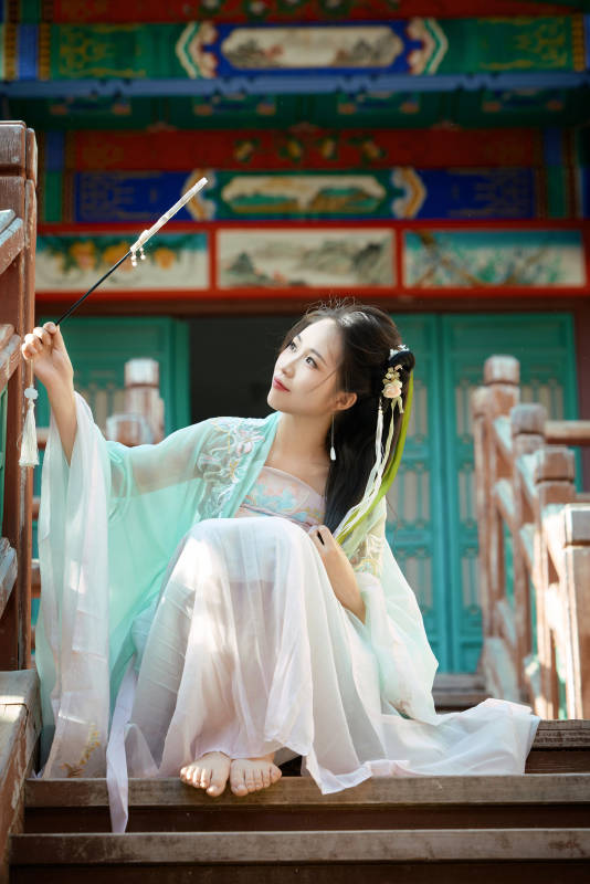 穿着汉服在古城拍照的东方美女