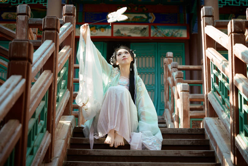 穿着汉服在古城拍照的东方美女