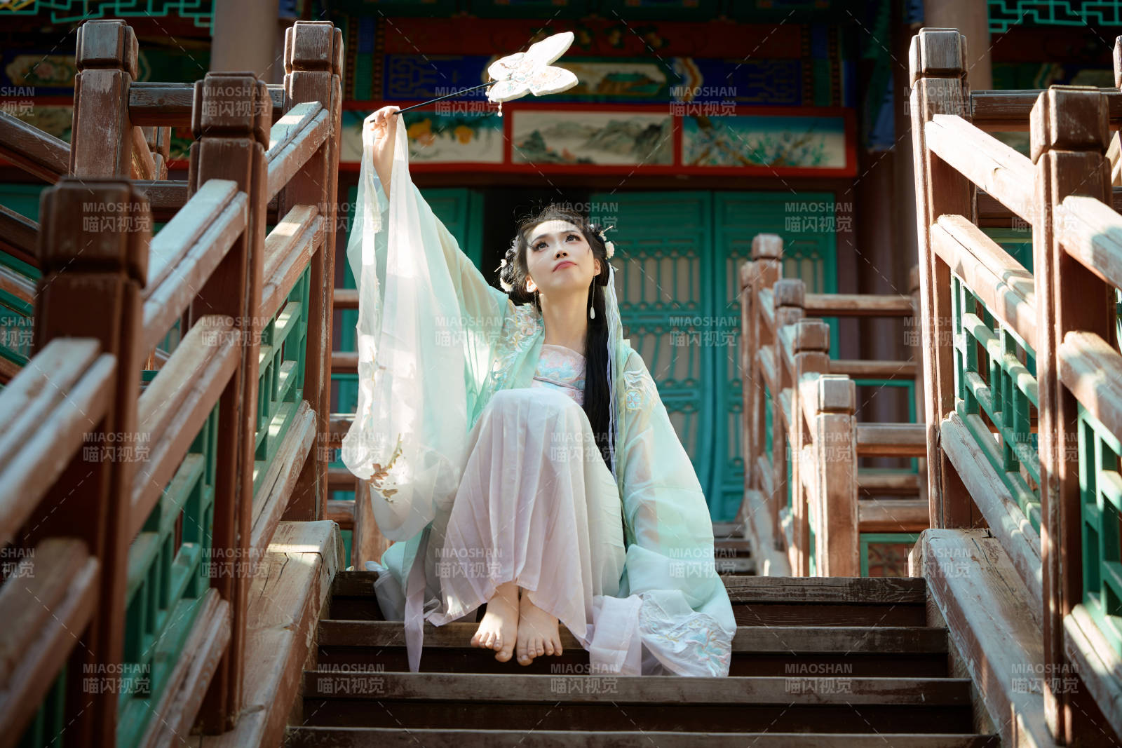 穿著漢服在古城拍照的東方美女