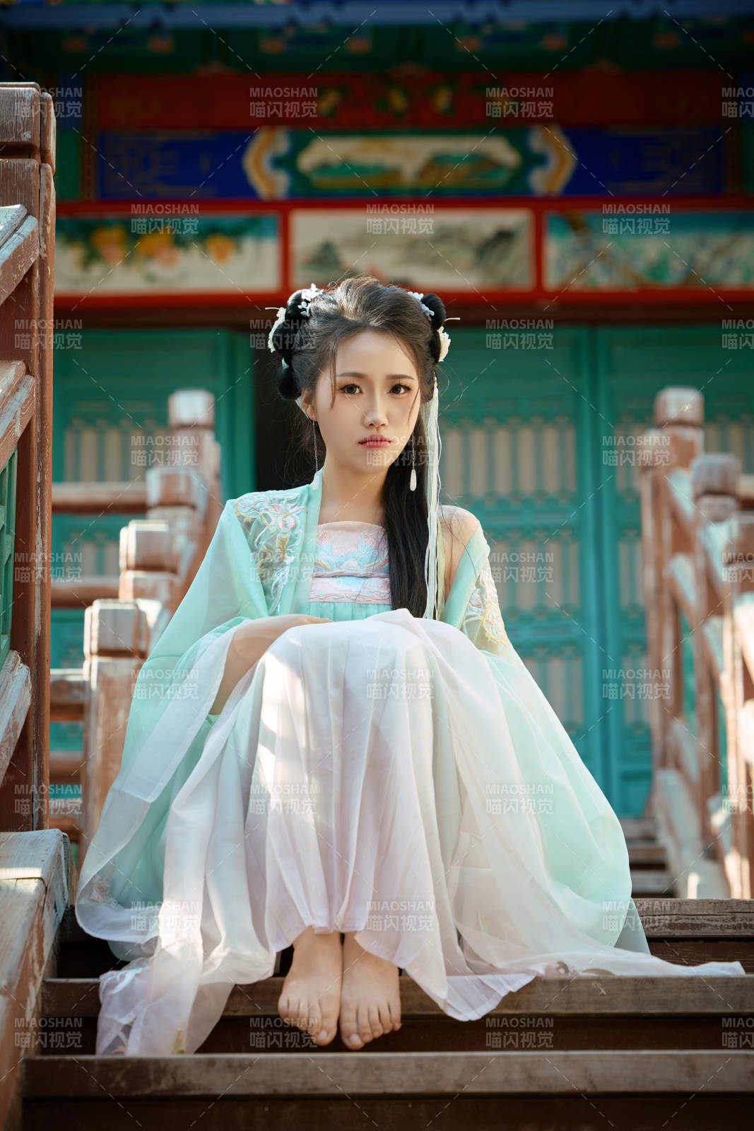 穿着汉服在古城拍照的东方美女