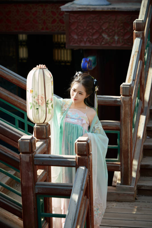 穿着汉服在古城拍照的东方美女