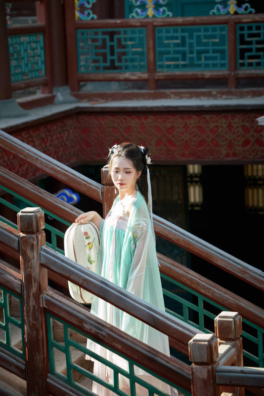 穿着汉服在古城拍照的东方美女