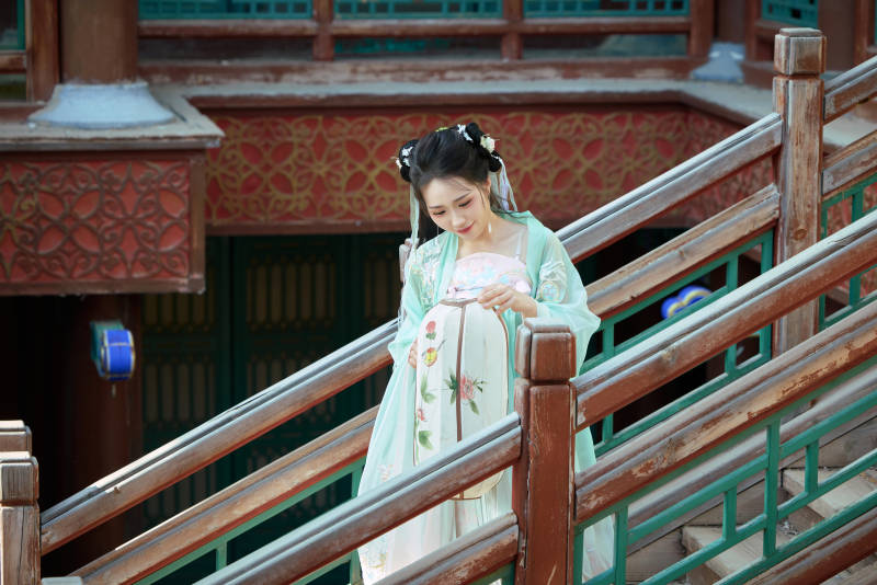 穿着汉服在古城拍照的东方美女