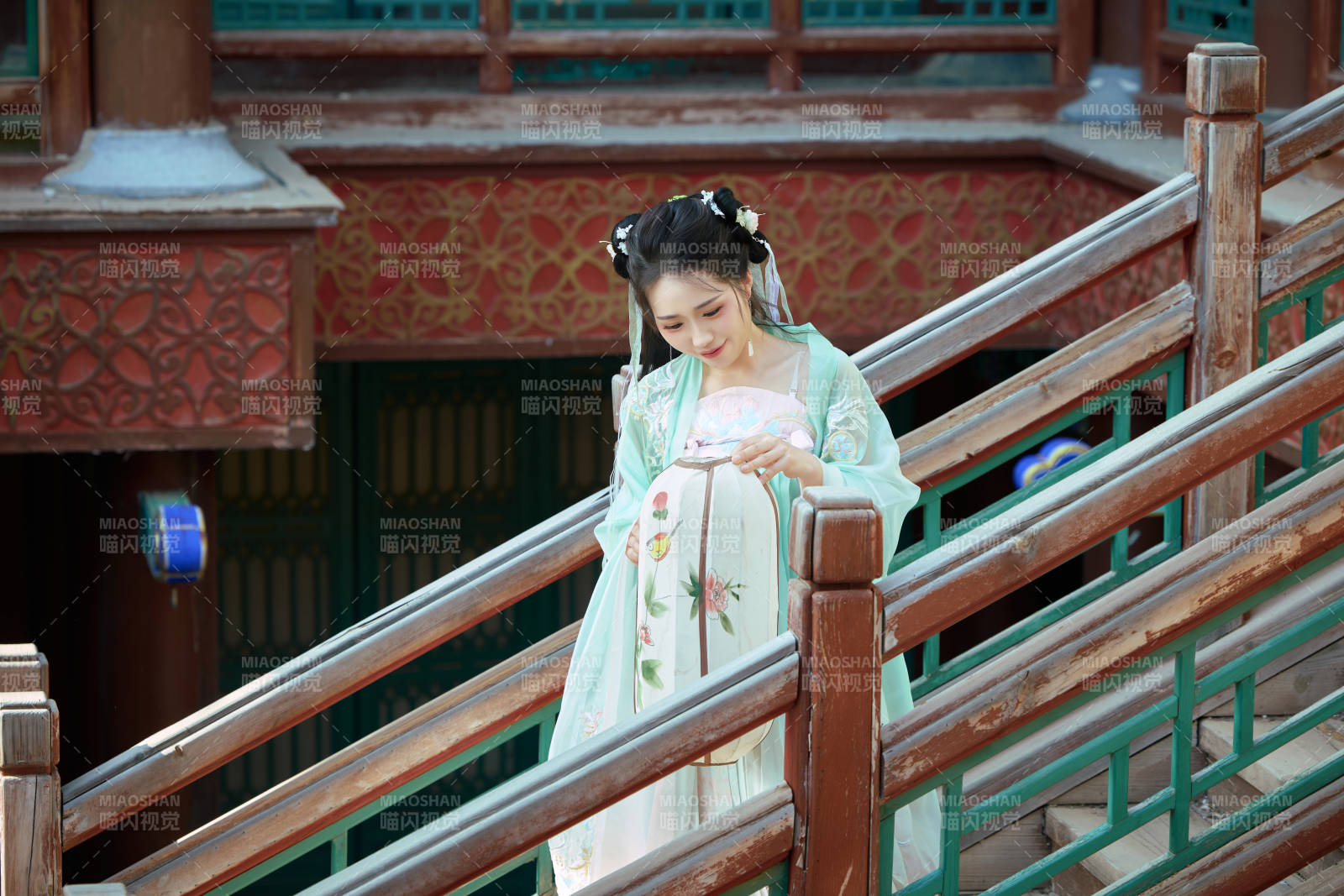 穿着汉服在古城拍照的东方美女