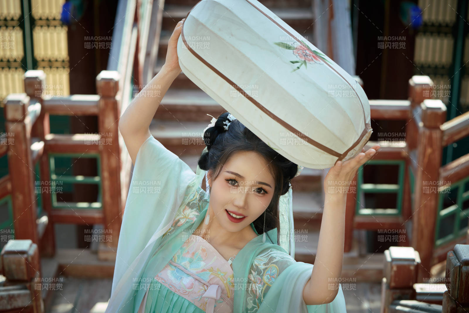 穿著漢服在古城拍照的東方美女