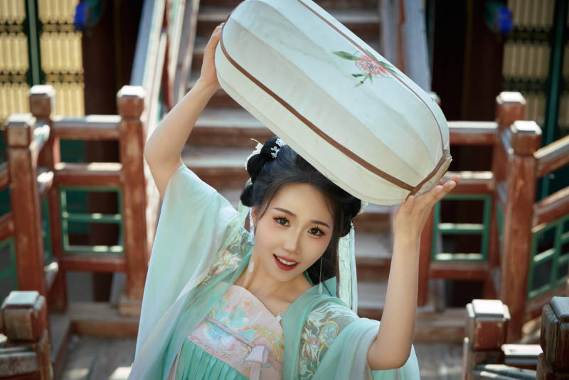 穿着汉服在古城拍照的东方美女