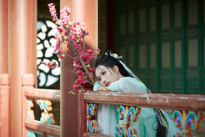 穿着汉服在古城拍照的东方美女