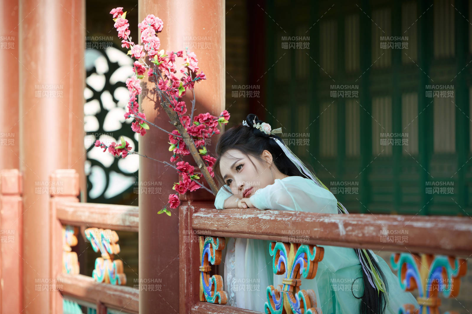 穿着汉服在古城拍照的东方美女