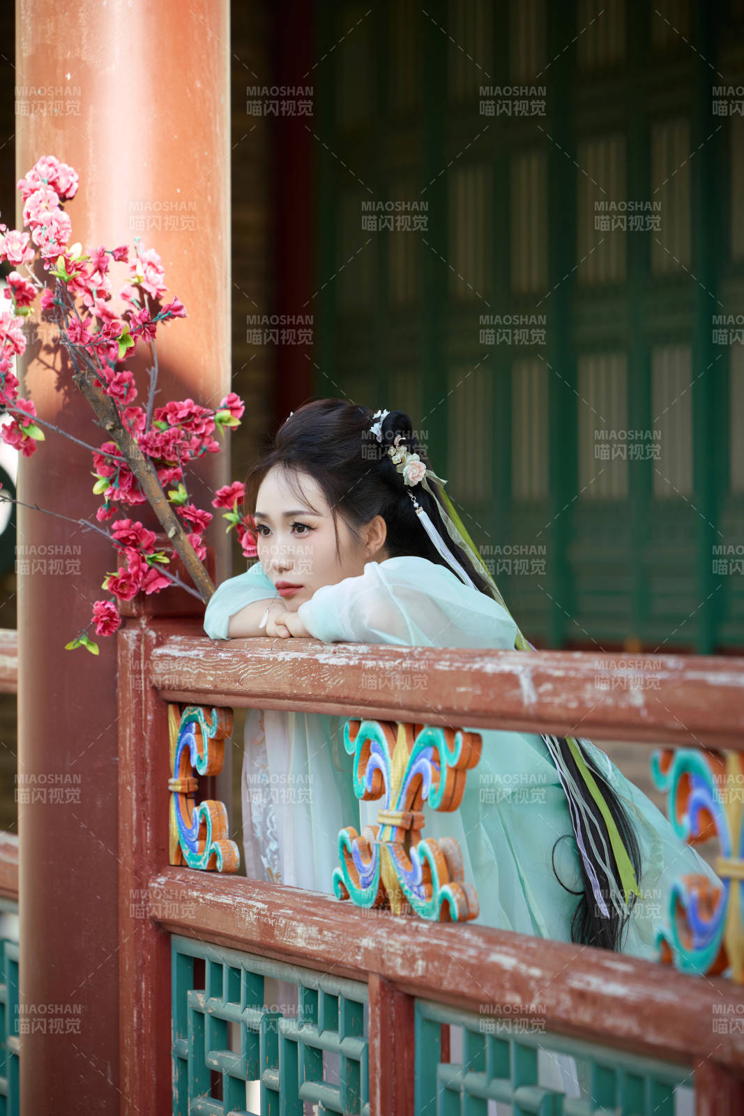 穿着汉服在古城拍照的东方美女