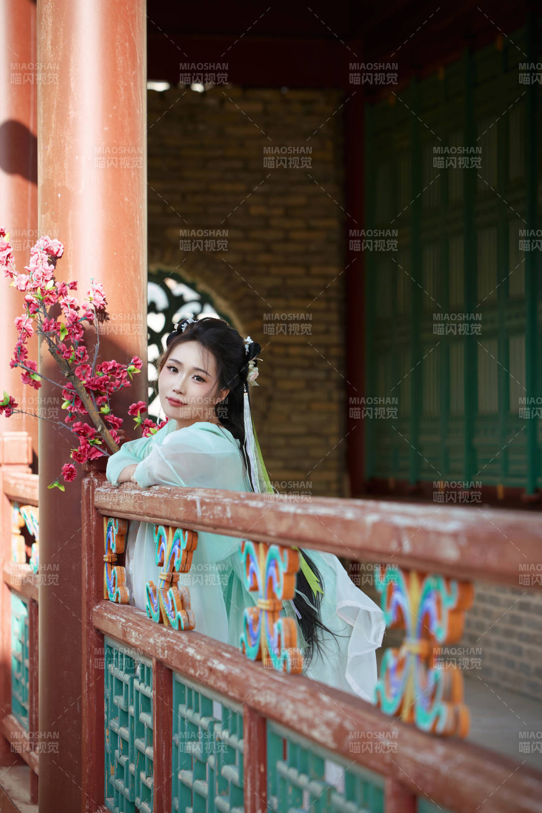 穿着汉服在古城拍照的东方美女