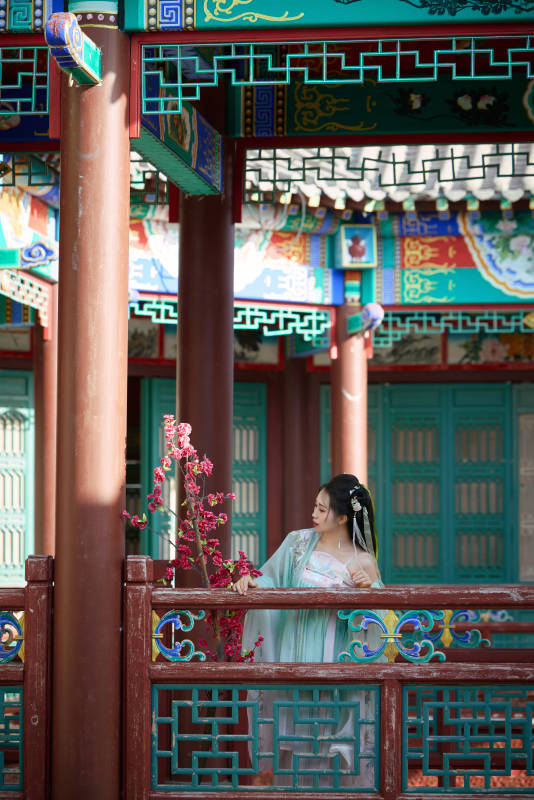 穿着汉服在古城拍照的东方美女