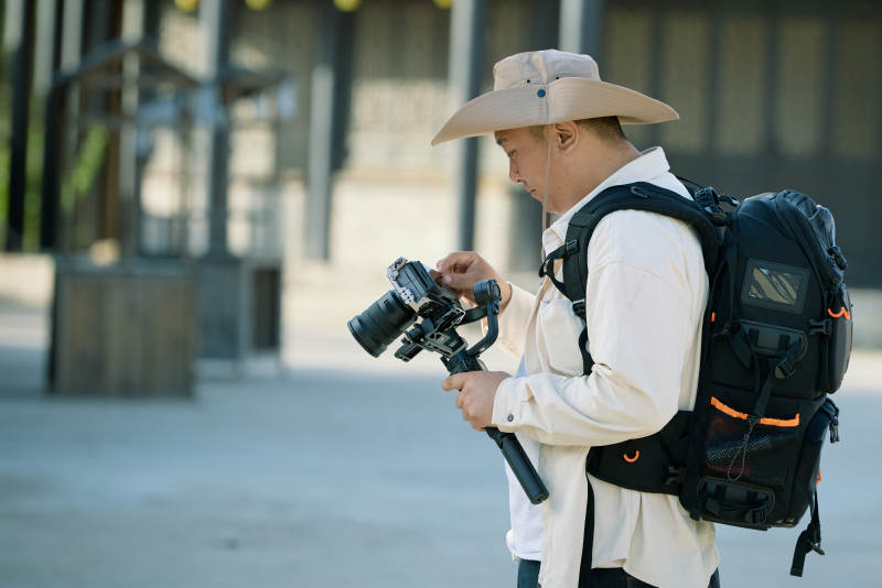穿着汉服在古城拍照的东方美女