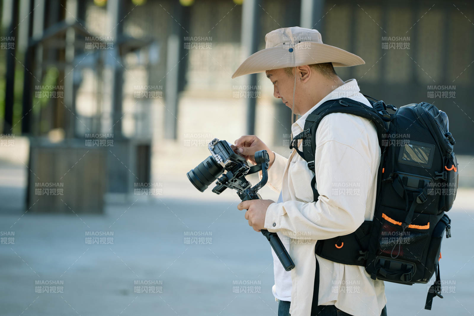 穿着汉服在古城拍照的东方美女