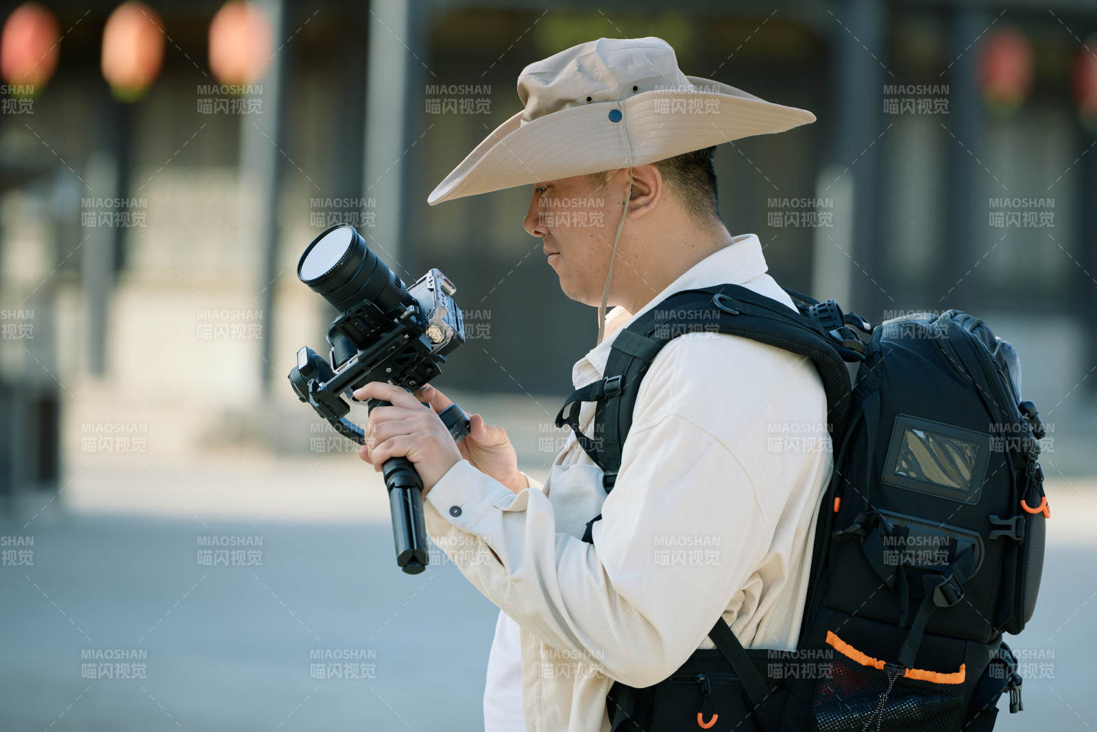 穿着汉服在古城拍照的东方美女