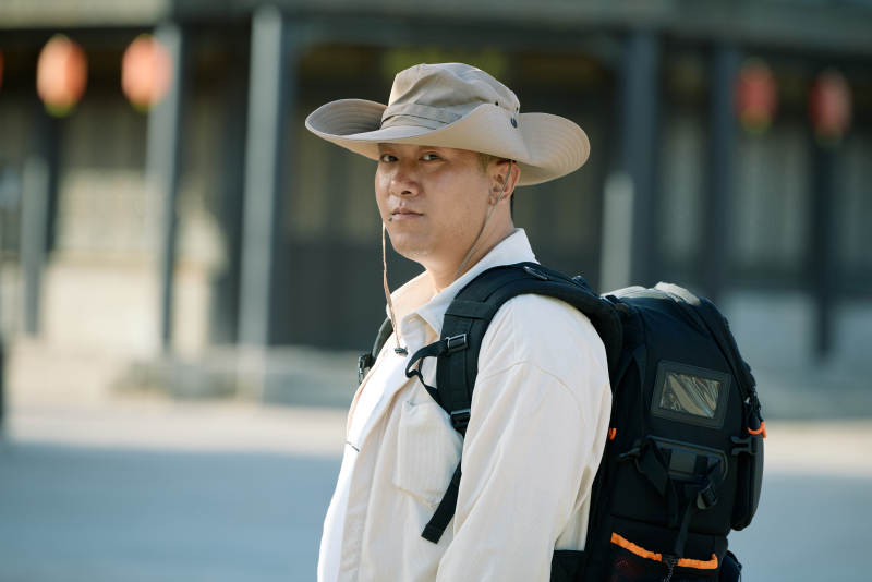 穿着汉服在古城拍照的东方美女