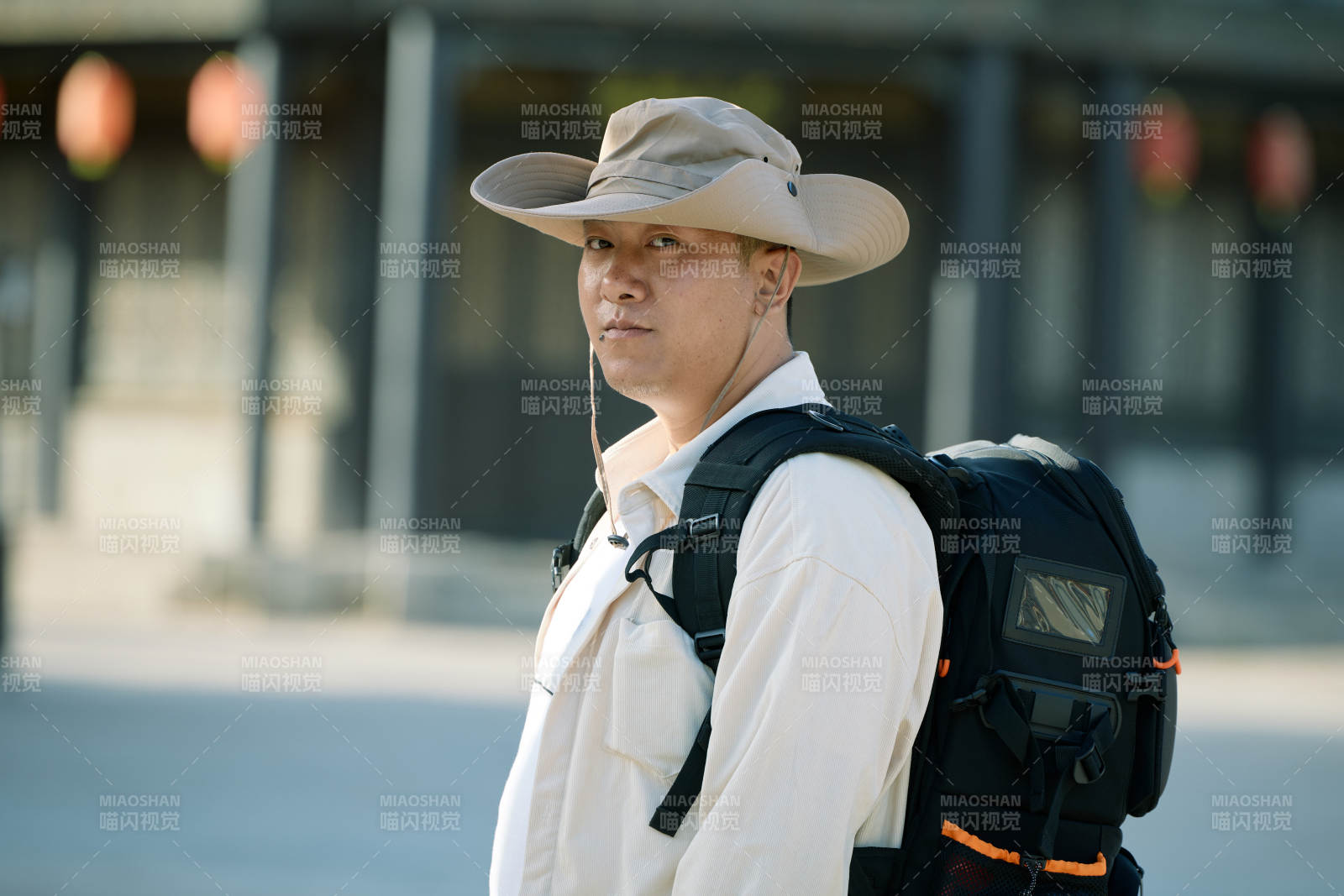 穿着汉服在古城拍照的东方美女