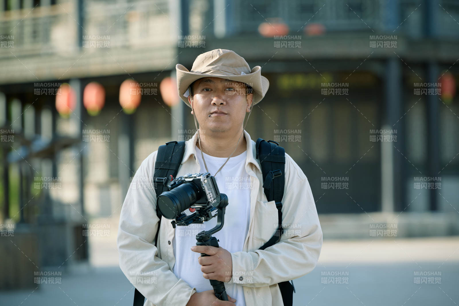 穿着汉服在古城拍照的东方美女