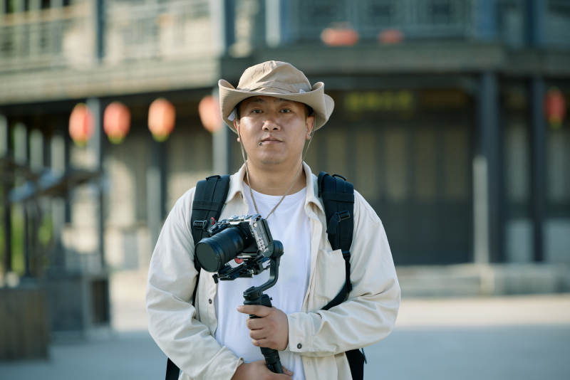 穿着汉服在古城拍照的东方美女