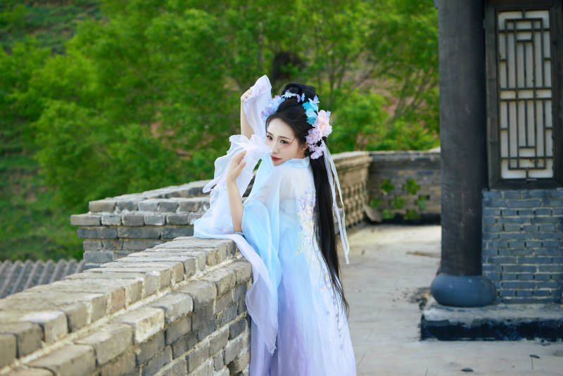 穿着汉服在古城拍照的东方美女