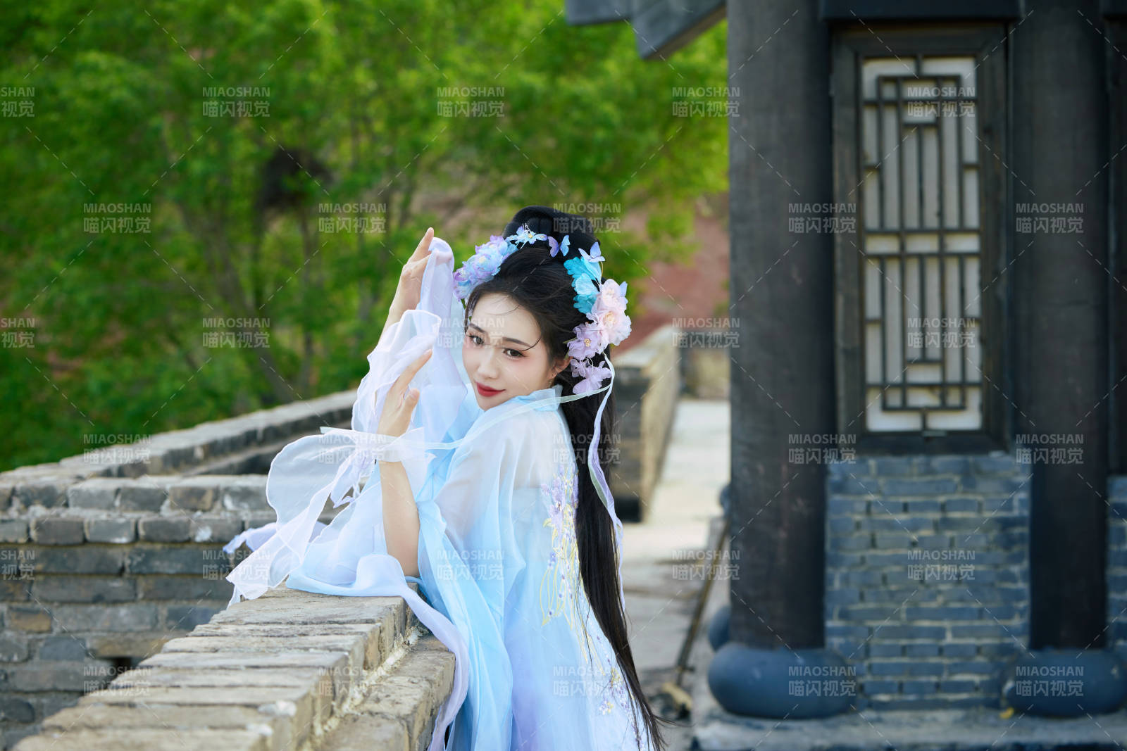 穿着汉服在古城拍照的东方美女