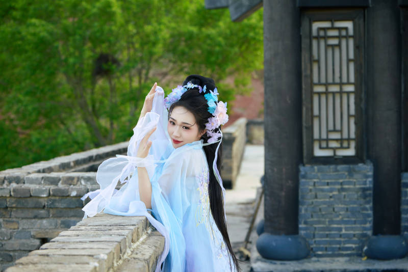 穿着汉服在古城拍照的东方美女