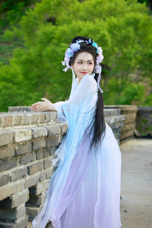 穿着汉服在古城拍照的东方美女