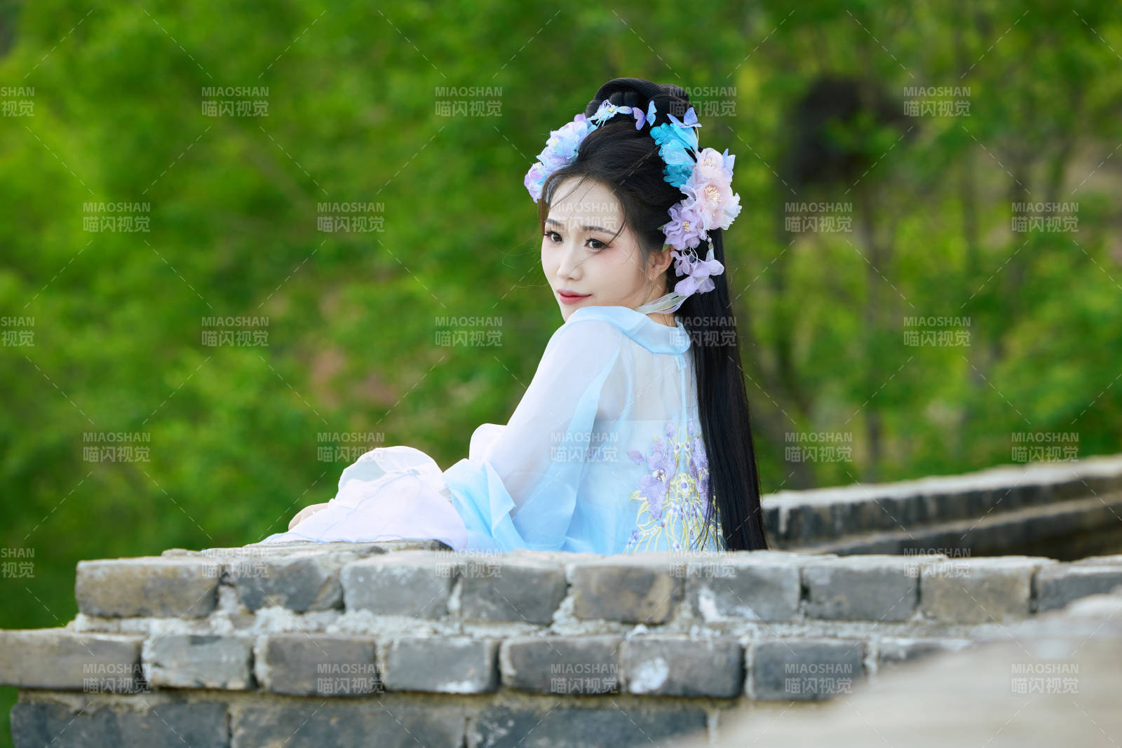 穿着汉服在古城拍照的东方美女