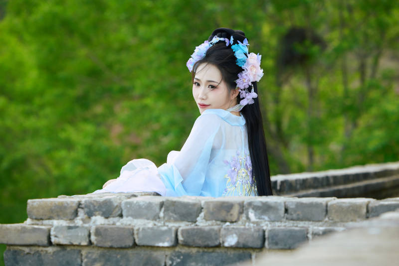 穿着汉服在古城拍照的东方美女