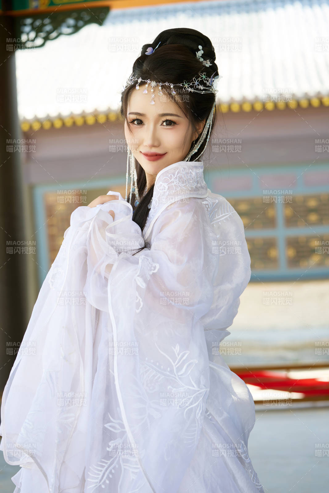 穿着汉服在古城拍照的东方美女