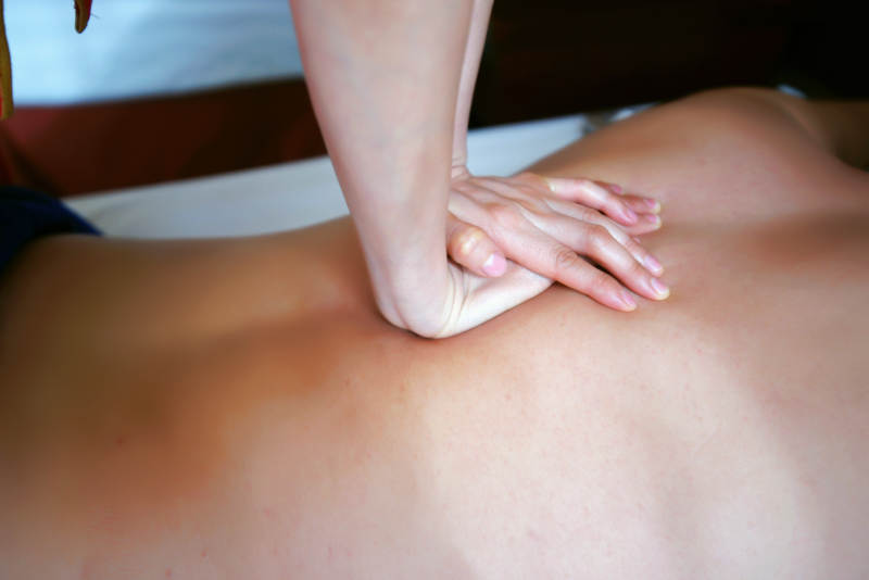 专业的按摩技师为顾客进行保健按摩