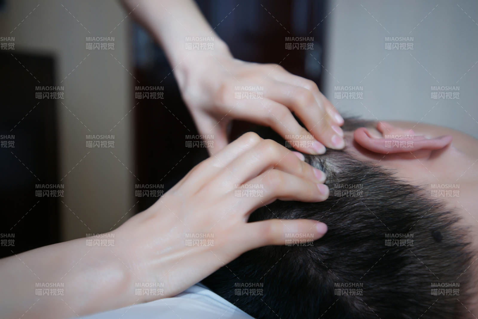 專業的按摩技師為顧客進行頭部保健按摩