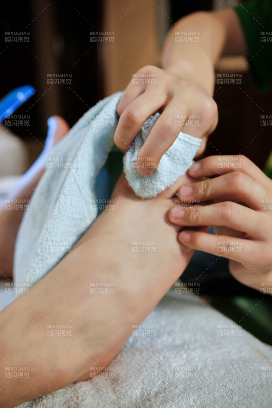 手法專業(yè)的足療技師為客人修腳